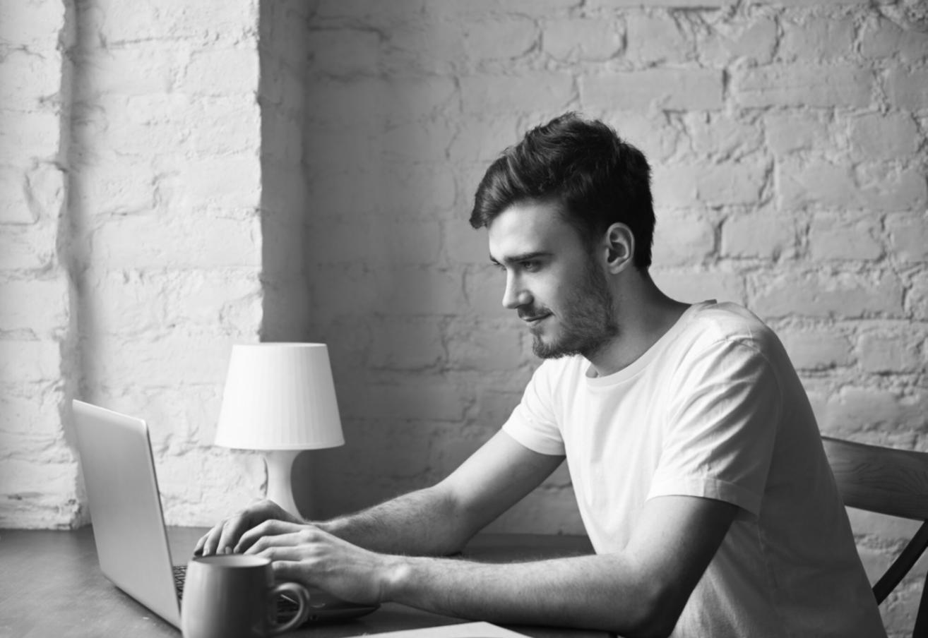 Professionelle Finanzverhandlung in modernem Büroumfeld