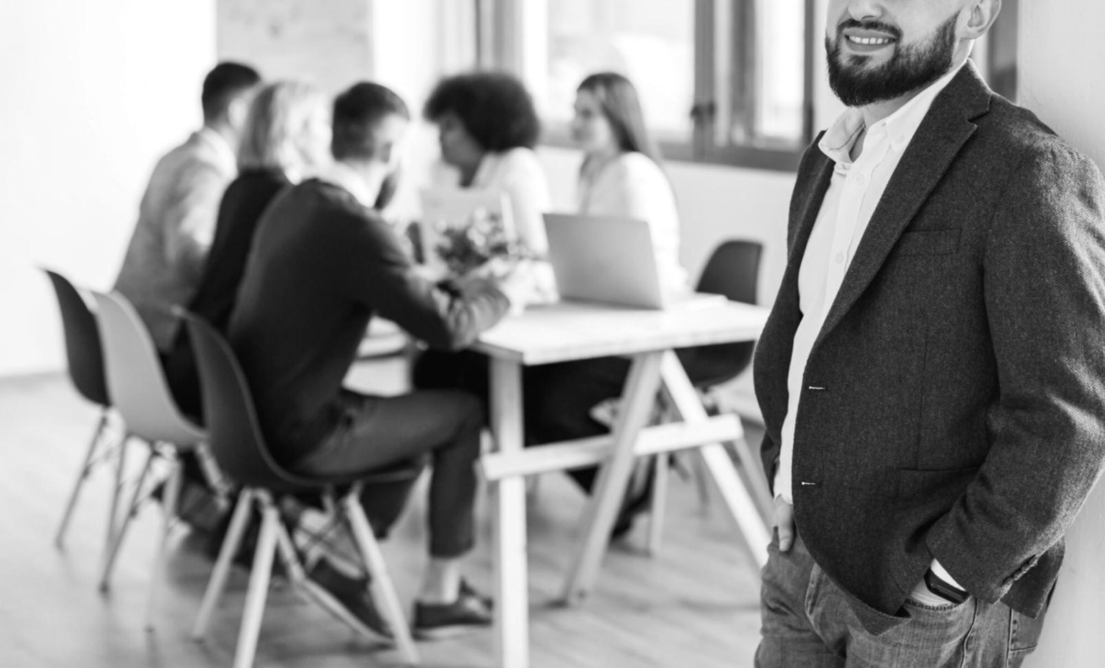 Professionelle Finanzberatung in modernem Büroumfeld